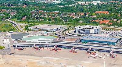 Hamburg ist einer der BMI-Flughäfen, die 2026 von Gebührenerhöhungen betroffen sein werden. Foto: Meinzahn/iStock Luftbild eines Flughafengeländes mit Gebäuden und Startbahnen in Hamburg.