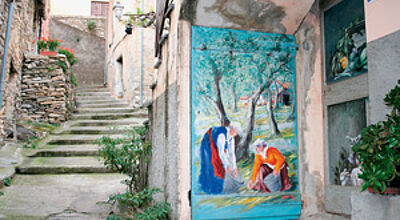 Wenige Touristen, viele bemalte Türen: Valloria in Ligurien, rund 15 Kilometer von Imperia entfernt.