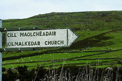 Hier geht’s zur 800 Jahre alten Kirchenruine. Fotos: ah