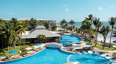 Exklusive Strandhotels mit weitläufigen Poolanlagen und Meerblick – entspannter Urlaub im tropischen Inselparadies.