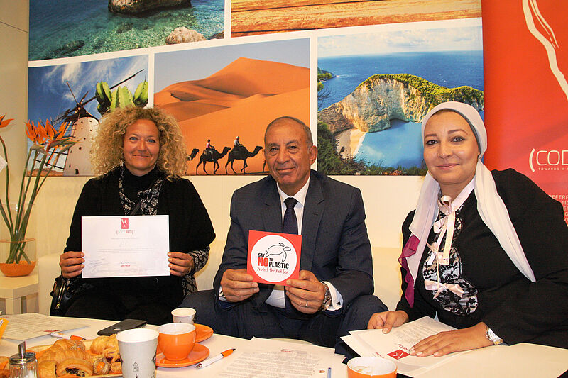 Ahmed Abdullah, Gouverneur der Region Rotes Meer, mit Heba Shawky von Hepca (rechts) und Maja-Jennifer Köhl von ETI