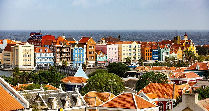 Das Wahrzeichen von Willemstad: die Handelskade mit ihren bunten Häusern im Kolonialstil
