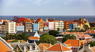 Das Wahrzeichen von Willemstad: die Handelskade mit ihren bunten Häusern im Kolonialstil