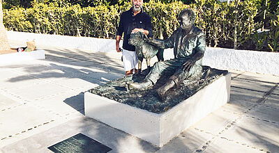 Moises Naranjo, der Tourismusminister von Fuerteventura, mit der Statue von Willy Brandt und Bastian