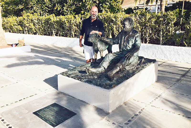 Moises Naranjo, der Tourismusminister von Fuerteventura, mit der Statue von Willy Brandt und Bastian