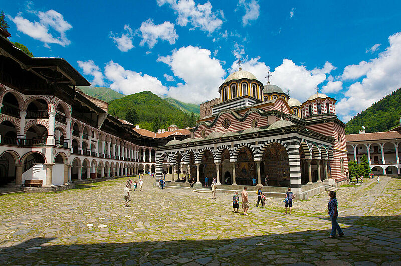 Bulgarien – im Foto das bekannte Rila-Kloster – ist neu im Portfolio von Gebeco. Foto: Gebeco