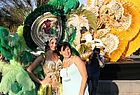Auftakt des Messetags in Santa Cruz de Tenerife: Erika Neft von Ihr Reisebüro in Heidenheim mit einer Samba-Tänzerin