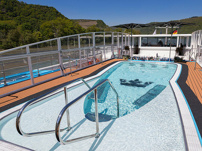 An Bord der Ama Kristina fällt auch der Pool etwas größer aus als auf klassischen Flusskreuzfahrtschiffen. Foto: E-Hoi