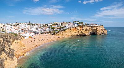 Strand von Carvoeiro an der Algarve in Portugal