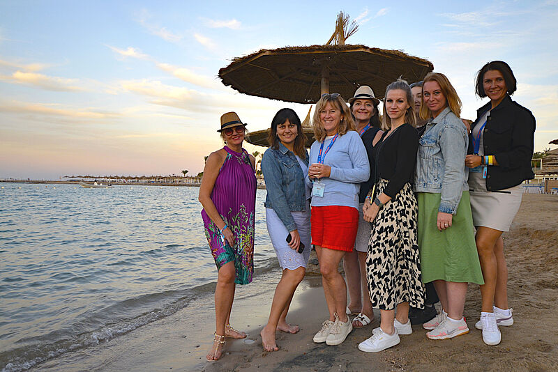 Letzte Sonnenstrahlen genießen: Reiseverkäuferinnen am Strand von Hurghada