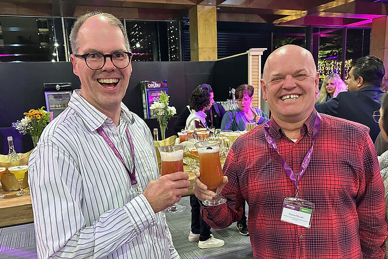 Mit guter Laune zur Auftaktparty der Bentour Comedy Night: Stephan Kaiser (links) und Thomas Nowak vom Reisebüro Zimmermann Touristik in Köln