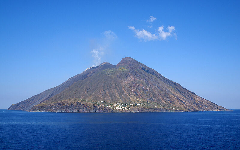 Eine der neuen Reisen führt auch zur italienischen Insel Stromboli