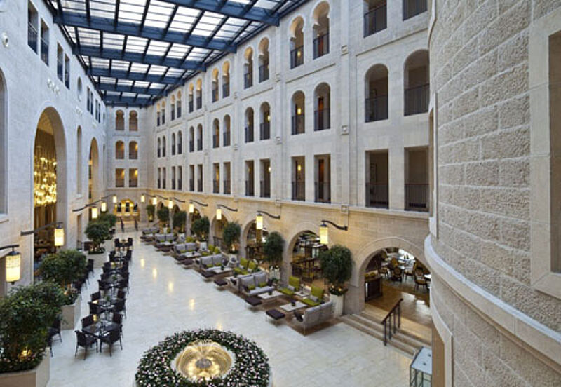 Sandstein wie alles in Jerusalem: das Atrium des neuen Waldorf Astoria