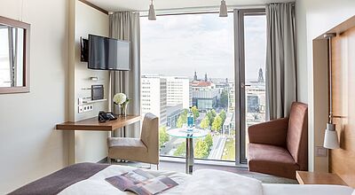 Von einem Hotelzimmer sieht man auf die Dresdener Altstadt