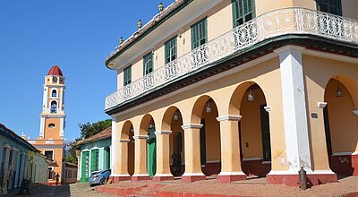 Eine Straße mit historischen Gebäuden und einem Turm in der kubanischen Stadt Trinidad