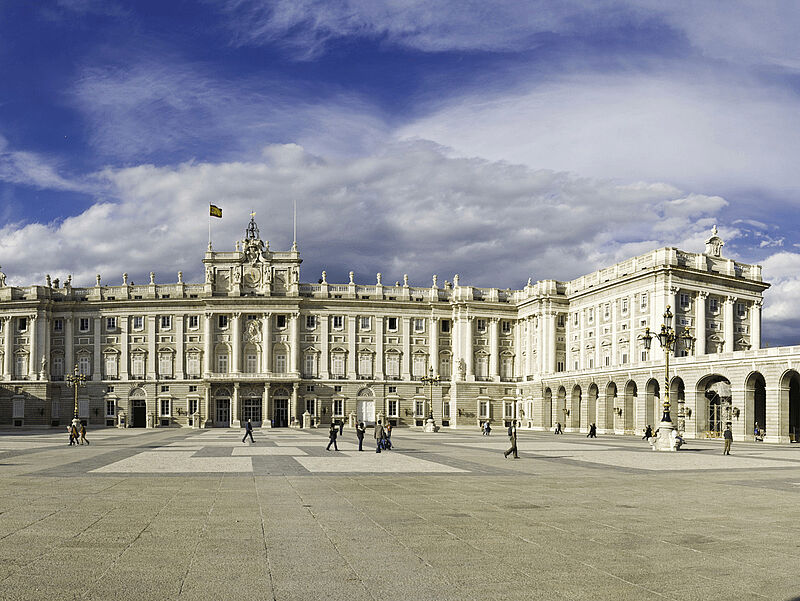 Das Auswärtige Amt warnt nun auch vor Reisen nach Madrid, hier der Königspalast. Foto: fotoVoyager/iStockphoto