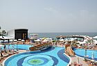 Am Pool geht es im Azura Deluxe Resort & Spa vorbei zum Strand und zum Badesteg