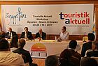 Podiumsrunde (von links): Magdy Omar (Direktor Red Sea Hotels), Hisham Eldimiri (Chairman Egyptian Tourist Authority), Khaled Fouda (Gouverneur Süd-Sinai), Matthias Gürtler (touristik aktuell)