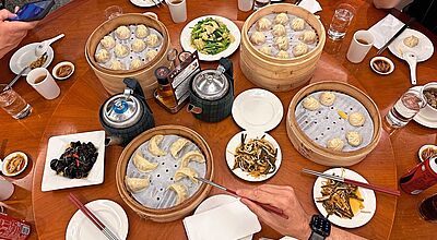 Wer da keinen Appetit bekommt: zu Gast im Restaurant Mipon in Taiwans Hauptstadt Taipeh Ein gedeckter Tisch mit Dumplings und anderen taiwanesischen Spezialitäten