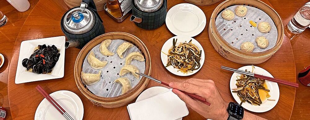 Ein gedeckter Tisch mit Dumplings und anderen taiwanesischen Spezialitäten