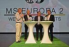 Bei der ersten WM-Kreuzfahrt auf der Europa 2 vom 11. bis 15. Juni hat sich Moderator Jörg Wontorra drei Gäste eingeladen (von links): Rainer Bonhof (Weltmeister 1974) und die beiden Fußball-Manager Horst Heldt (Schalke 04) und Heribert Bruchhagen (Eintracht Frankfurt)