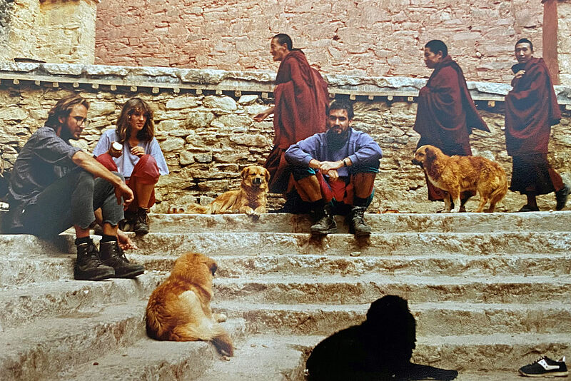 Was macht das Reisen aus? ta-Chefredakteur Matthias Gürtler (links) 1991 im Ganden-Kloster in Tibet