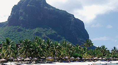 Zu Füßen des Berges Le Morne liegen die Beachcomber-Hotels Dinarobin und Paradis – von dort kann man eine Bootsfahrt in den Norden von Mauritius antreten.