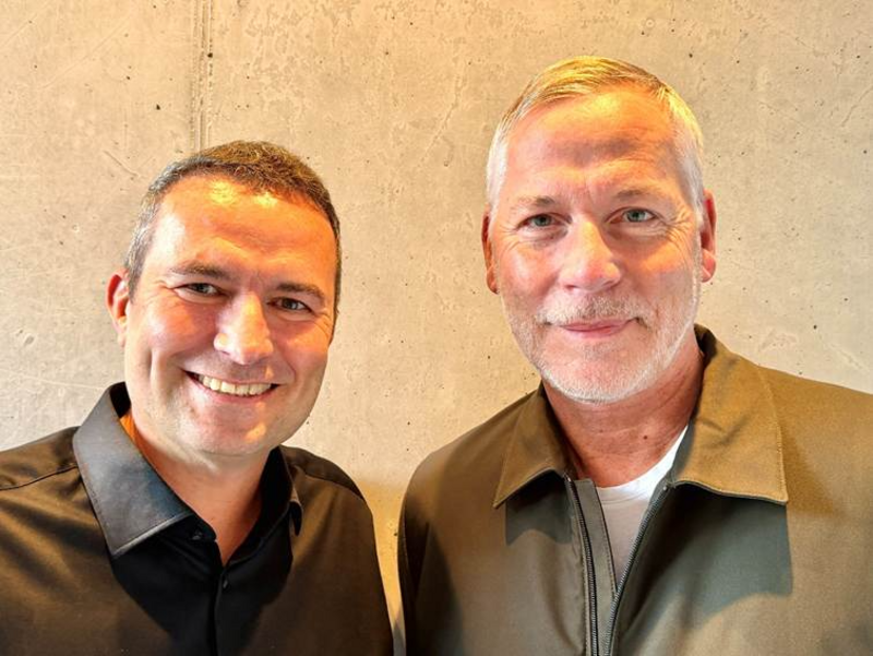 Die Solamento-Geschäftsführer Sascha Nitsche (links) und Udo Lutz setzen mit der neuen KI-gestützten Online-Beratung auf die Verbindung von digitaler Intelligenz und persönlicher Beratung.  Porträt der solamento-Geschäftsführer Sascha Nitsche (links) und Udo Lutz, beide lächeln in die Kamera vor einer hellen Wand.