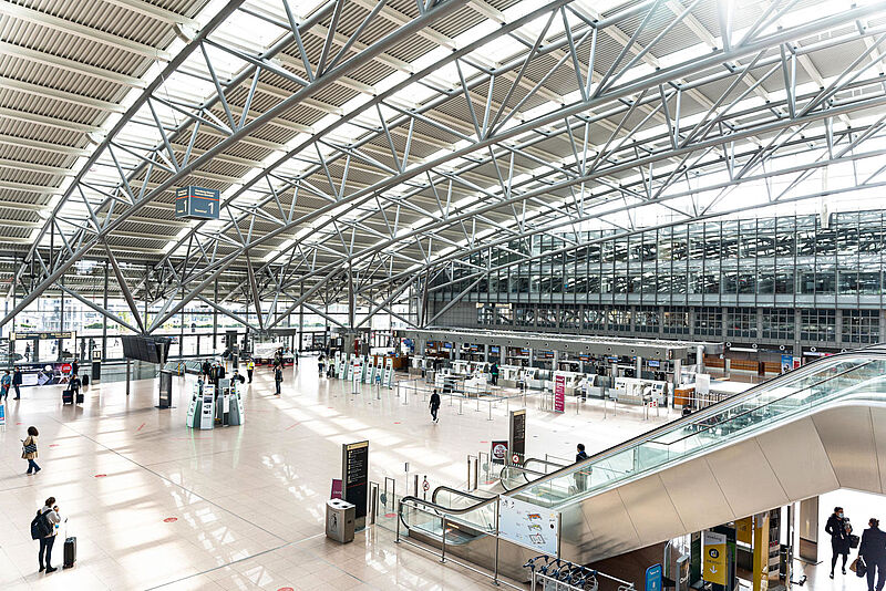 Terminal des Flughafens Hamburg mit wenig Besuchern