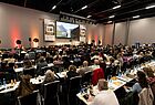 Viele Teilnehmer in einem Konferenzraum
