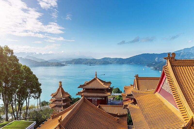 Sun Moon Lake an einem sonnigen Tag, Blick über die Dächer des Wenwu-Tempels, Taiwan