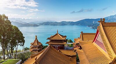 Sun Moon Lake an einem sonnigen Tag, Blick über die Dächer des Wenwu-Tempels, Taiwan