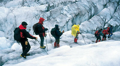 Weil es auf dem Aletsch-Gletscher keine markierten Wanderwege gibt, sollte man nicht ohne Bergführer durch Eis und Schnee ziehen.