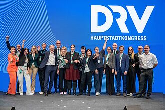 Das Team des DRV auf der Tagungsbühne. Mit dabei Hauptgeschäftsführer Achim Wehrmann (sechster von links), neben ihm (Noch-) Präsident Norbert Fiebig. Foto: DRV/Marcel Kautz