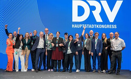 Das Team des DRV auf der Tagungsbühne. Mit dabei Hauptgeschäftsführer Achim Wehrmann (sechster von links), neben ihm (Noch-) Präsident Norbert Fiebig. Foto: DRV/Marcel Kautz