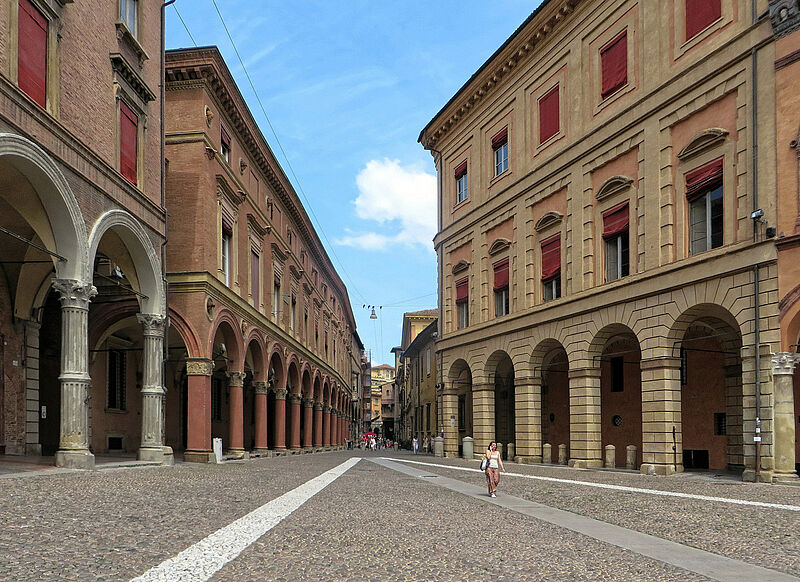 In Bologna können Besucher können Besucher durch schönste Arkadengänge schlendern. Foto: Dezalb/pixabay