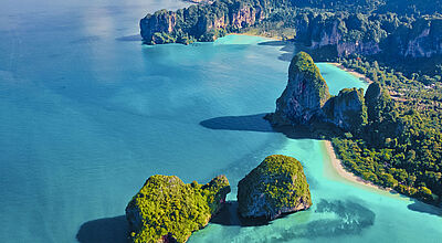 Luftaufnahme Strand in Thailand mit kleinen Inseln und grünem Wasser