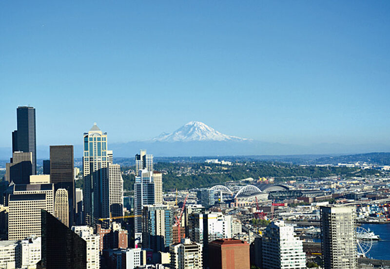 Blick von der Space Needle auf Seattle und den Mount Rainier