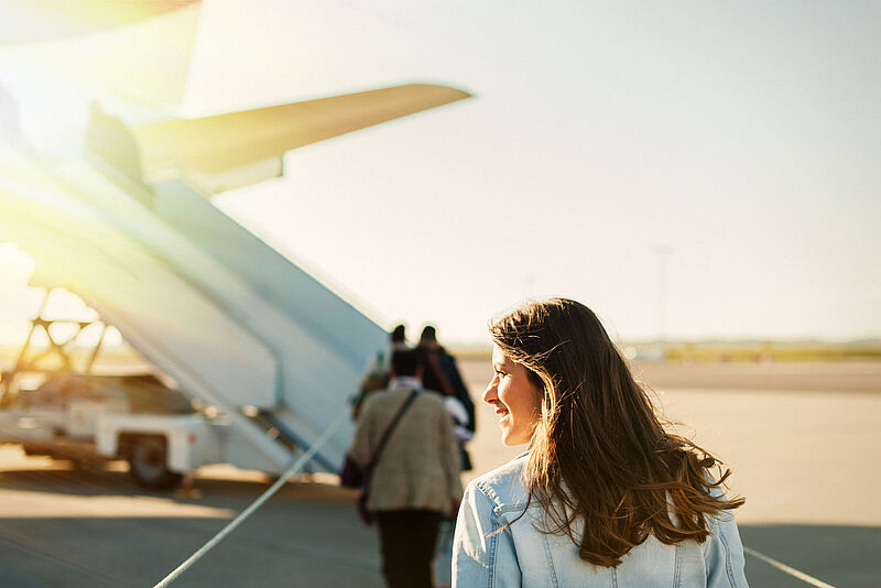 Junge und weibliche Flugpassagiere werden für Airlines immer wichtiger