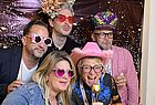 Menschen mit Verkleidung in der Fotobox
