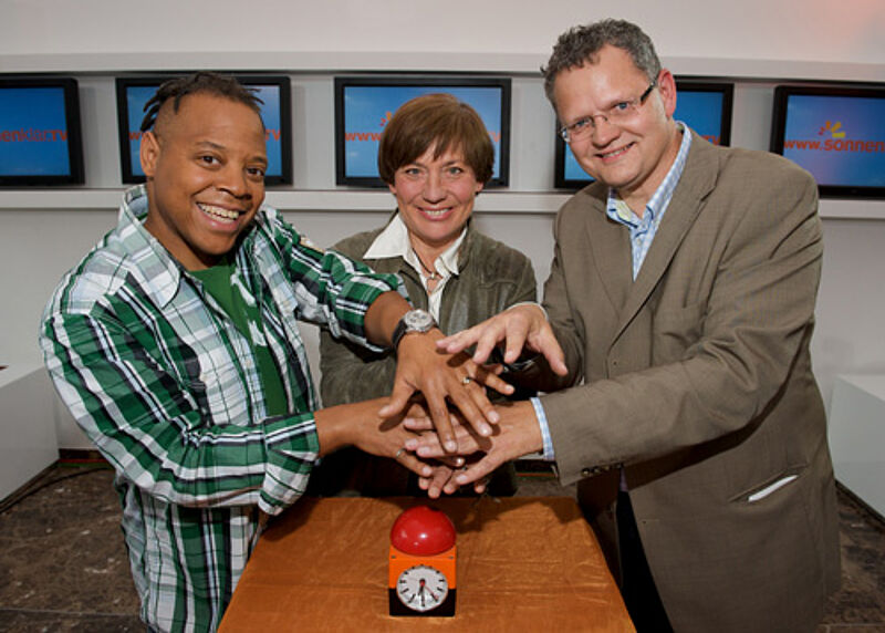 Druck auf den roten Knopf: Die Promis Ricky Harris (links), Rosi Mittermaier und Ulli Potofski beim Sendestart von Sonnenklar TV in München