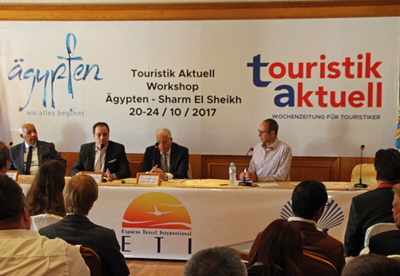Podiumsrunde (von links): Magdy Omar (Direktor Red Sea Hotels), Hisham Eldimiri (Chairman Egyptian Tourist Authority), Khaled Fouda (Gouverneur Süd-Sinai) und Matthias Gürtler (touristik aktuell)