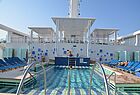 Dieser Pool mit Whirlpool liegt im Bug des Schiffes