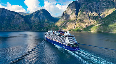 Die Celebrity Apex nimmt im Sommer 2026 unter anderem Kurs auf die norwegischen Fjorde Kreuzfahrtschiff Celebrity Apex in norwegischem Fjord