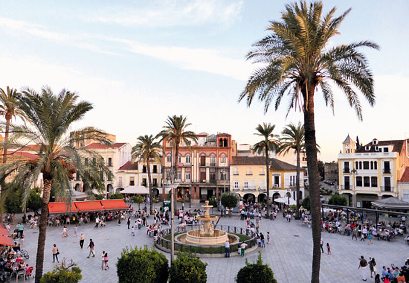 Hier ist immer etwas los: der Plaza Mayor in Merida, der Hauptstadt der spanischen Provinz Extremadura
