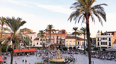 Hier ist immer etwas los: der Plaza Mayor in Merida, der Hauptstadt der spanischen Provinz Extremadura