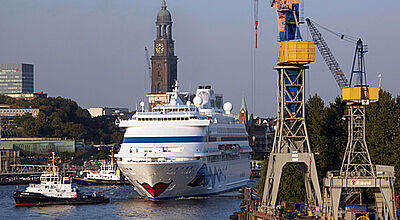 Die Aida Cara vor dem Hamburger Dock