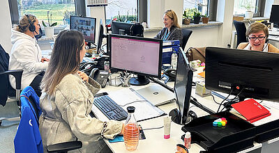 Frauen in einem Büro vor Computern