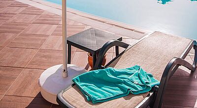 Reservieren Urlauber Liegen am Pool, ohne sie über einen längeren Zeitraum zu nutzen, müssen Hotelleitung oder Veranstalter bei Beschwerden Abhilfe schaffen, sonst könnte dies einen Reisemangel darstellen