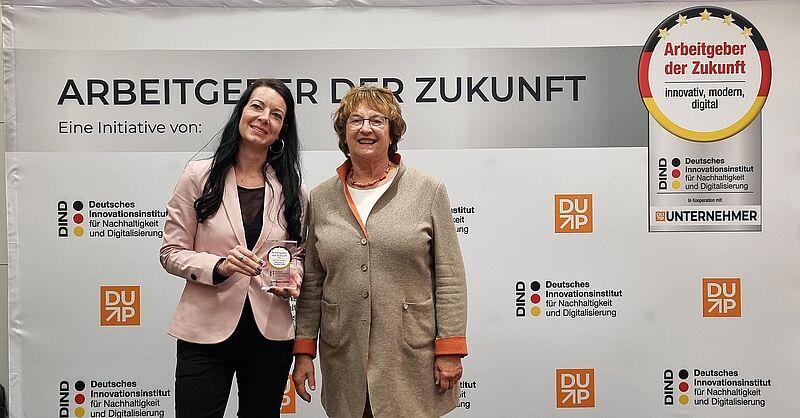 Onlineweg-Chefin Melanie Willer (links) und Brigitte Zypries bei der Verleihung. Foto: Onlineweg.de